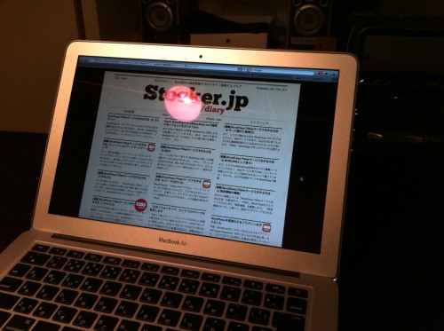 MacBook Air に照明の光を当てた状態